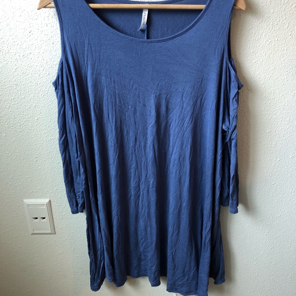 Cold shoulder flowy shirt.